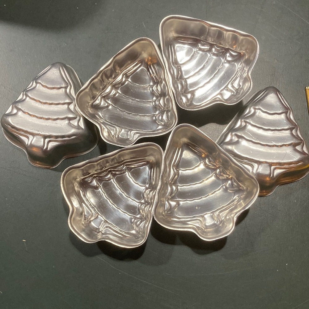 Six Vintage CHRISTMAS TREE CUPCAKE/Jell-O mold TINS; EUC